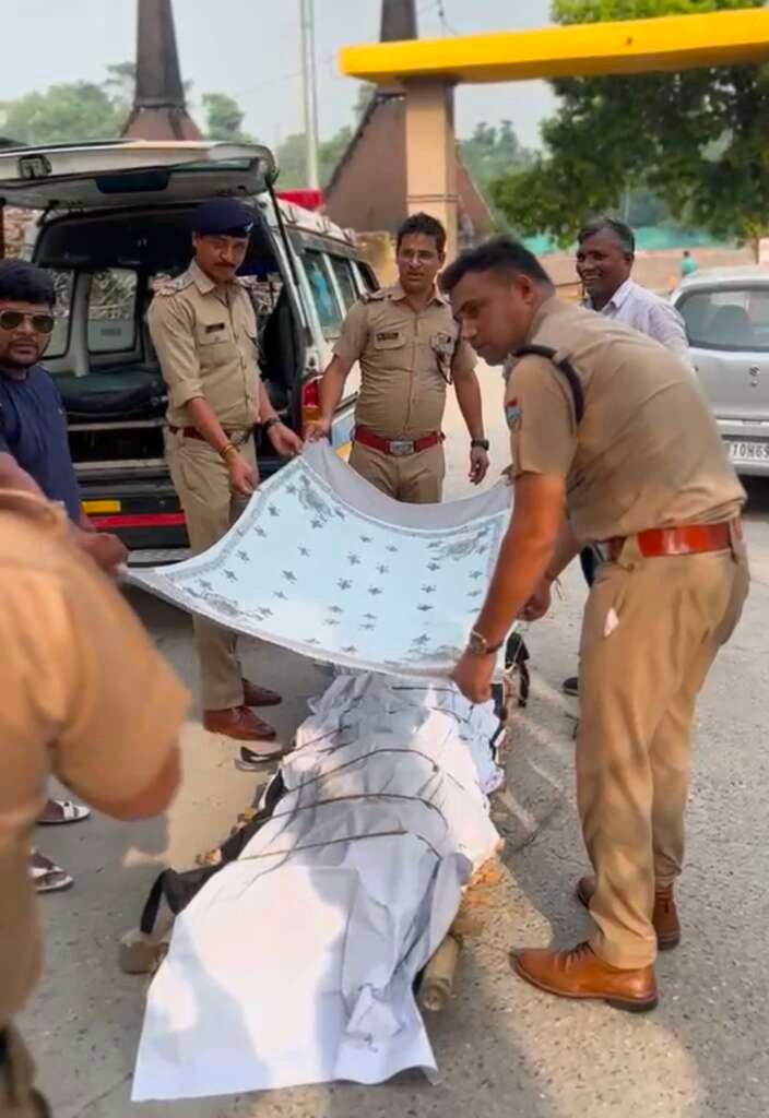 अंतिम विदाई में अपनों का साथ नहीं मिला: ‘भंडारा कर दो बाबूजी’ कहने वाले ‘भंडारा किंग’ का हरिद्वार पुलिस ने पूरे सम्मान के साथ कराया अंतिम संस्कार (देखे वीडियो)