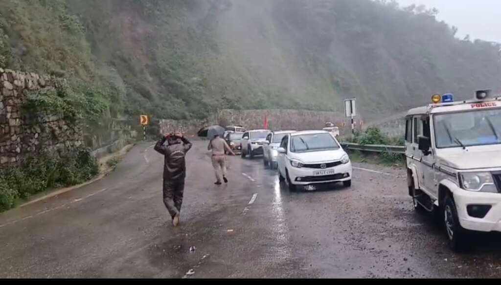 हल्द्वानी में झमाझम बारिश जारी, भूस्खलन से सड़क बंद, प्रशासन ने जारी की चेतावनी