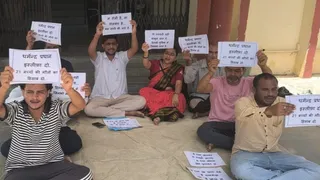 देवभूमि (उत्तराखंड) में पेपर लीक पर प्रदर्शन, लिखा- ‘धर्मेंद्र प्रधान इस्तीफा दो, बच्चों की मौत का हिसाब दो’