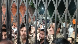 सितारगंज रिश्वतखोरी मामले में तहसील परिसर पर 6 घण्टे चला हाई-वोल्टेज ड्रामा : कर्मचारियों ने गेट पर जड़ा ताला