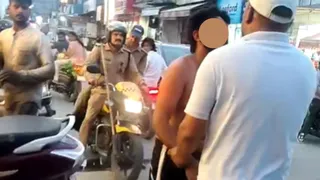 बेल्डिंग की दुकान पर काम करने वाले युवक को भीड़ ने नंगा करके पीटा फिर पुलिस को सौपा, 13 वर्षीय बालिका से छेड़छाड़ का आरोप