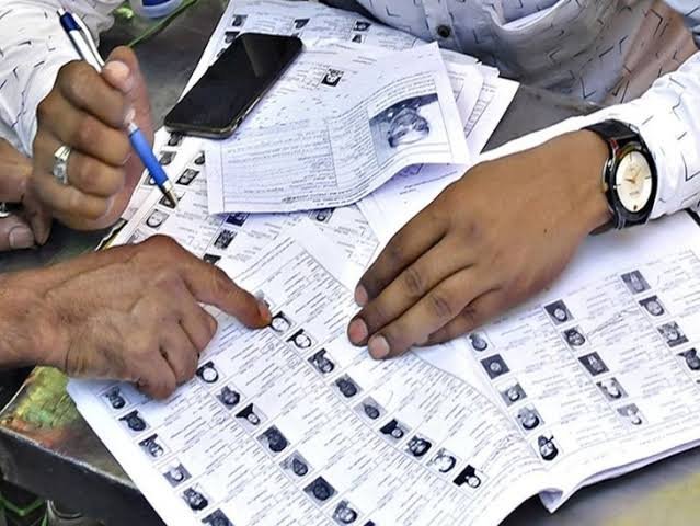 नैनीताल (हल्द्वानी) 1.88 लाख मतदाताओं को जाएगा नोटिस :वोटर लिस्ट की विसंगतियां होंगी दूर ,मतदाता सूची में नाम जोड़ने का आखिरी मौका ऑनलाइन करें आवेदन
