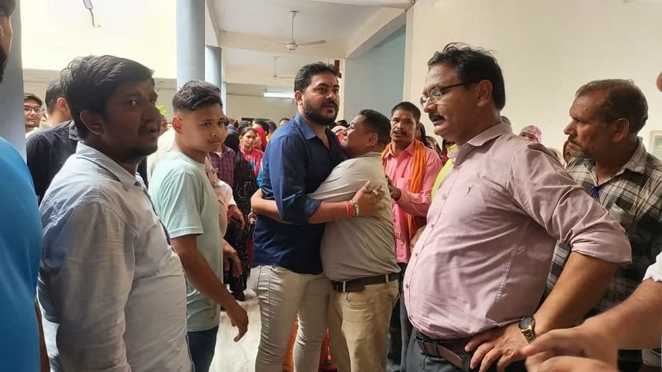 सितारगंज तहसील विवाद: रातभर भूखे-प्यासे फंसे अधिकारी-कर्मचारी, रिहाई पर साथियों ने गले लगाकर मनाई ‘नैतिक जीत’ :- देखे कब क्या हुआ