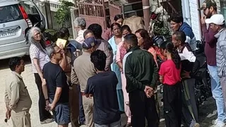नैनीताल के रामगढ़ में युवतियों से छेड़छाड़ का आरोप, UP नंबर की कार से पहुंचे दो मनचले युवकों को ग्रामीणों ने बिच्छू घास लगाई, मुंह पर पोती कालिख, फिर पुलिस को सौंपा