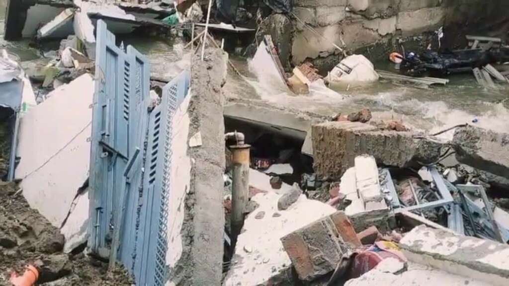 उत्तराखण्ड देर रात भारी बारिश से टूटा नाले का पुश्ता, देखते ही देखते नाले में समा गया मकान