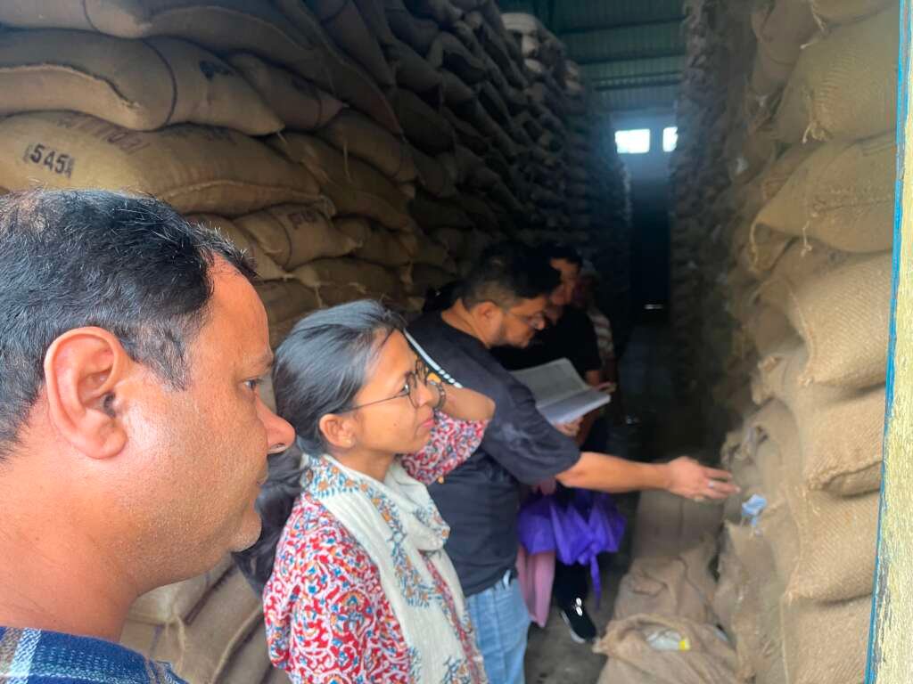 हल्द्वानी सरकारी राशन की गुणवत्ता पर प्रशासन सख्त, एसडीएम ने गोदाम में मारा छापा