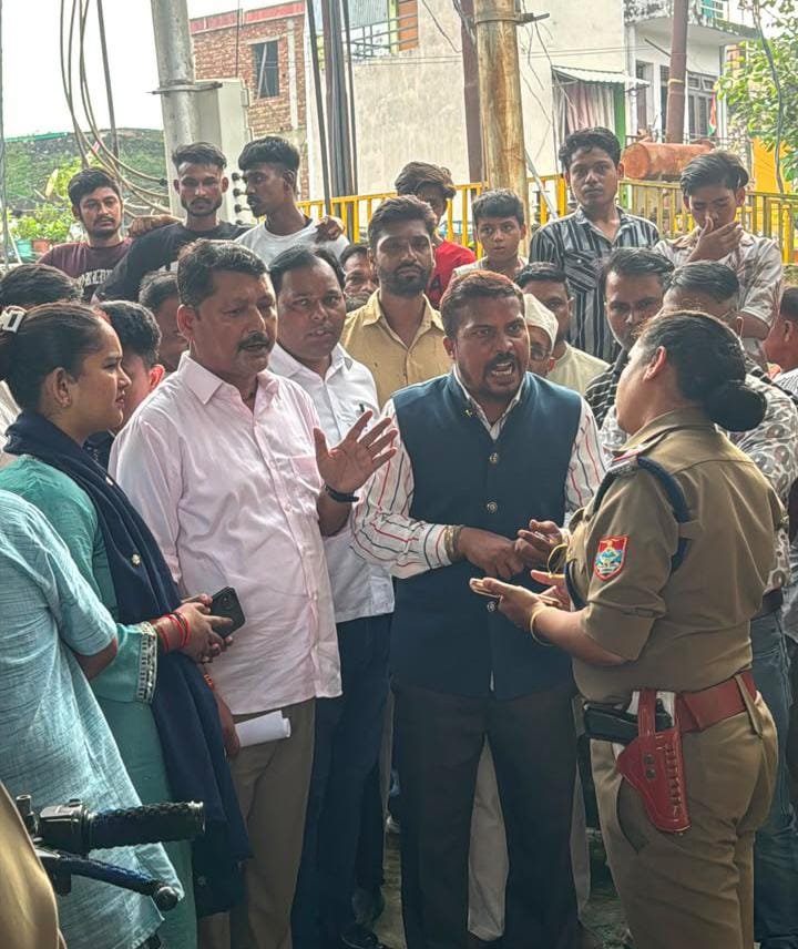 हल्द्वानी के राजपुरा में नशे के कारोबार पर फूटा गुस्सा: कांग्रेस कार्यकर्ताओं व जनप्रतिनिधियों ने पुलिस चौकी का घेराव कर दिया धरना
