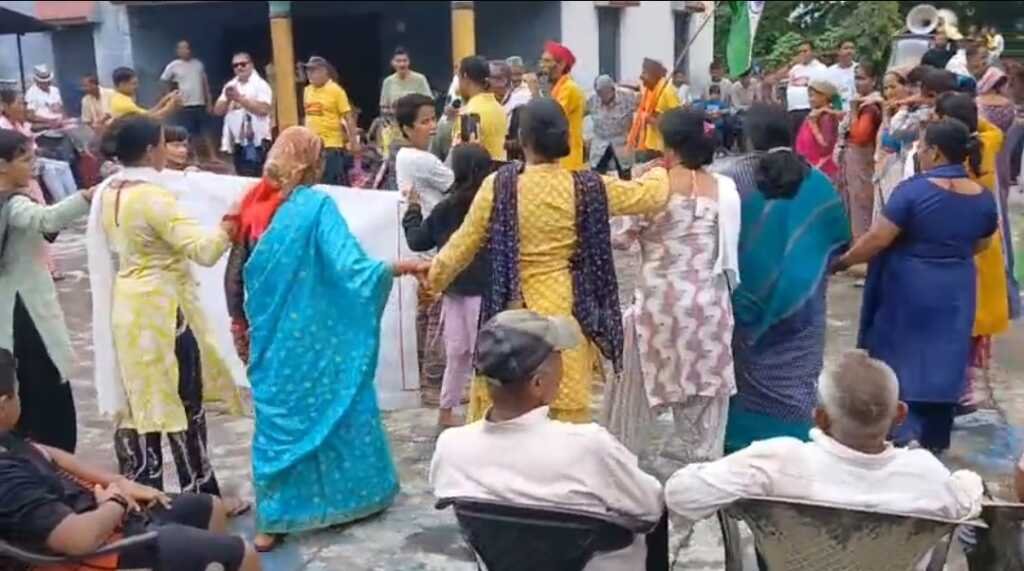 (लालकुआं) “जैंता एक दिन त आलो, उ दिन यो दुनी में…” के जनगीत से गूंजा बिंदुखत्ता, 27 सितंबर की विशाल रैली के लिए ग्रामीणों ने तेज की लामबंदी