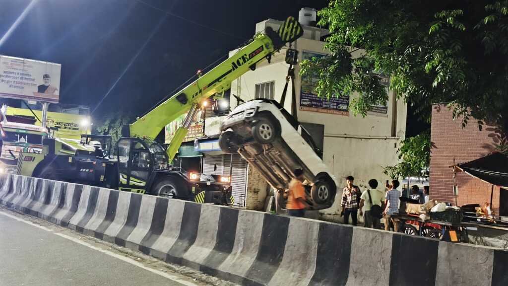 लालकुआं (अपडेट) रेलवे स्टेशन के सामने बेकाबू कार का तांडव :खोखा और ऑटो को मारी टक्कर, बाल-बाल बची कई जानें