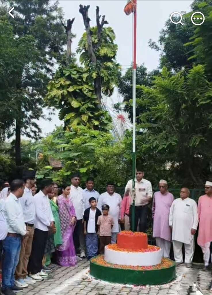 लालकुआं नगर पंचायत में स्वतंत्रता दिवस पर मेधावी छात्र-छात्राओं का सम्मान, अध्यक्ष पूर्व सैनिक व नगर पंचायत अध्यक्ष लोटनी ने किया ध्वजारोहण
