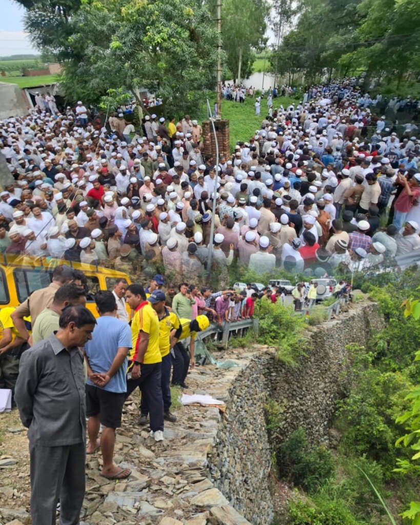 हादसे ने उजाड़ा पूरा परिवार: एक साथ उठे छह जनाजे, अपनों के शव देख बिलख उठे परिजन, मातम में डूबा गांव
