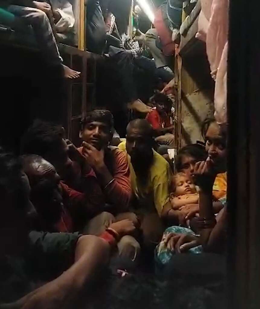 ओवरलोडिंग की हद पार : दो रात दो ओवरलोड बसें और 129 यात्री, परिवहन विभाग की कार्रवाई से हड़कंप