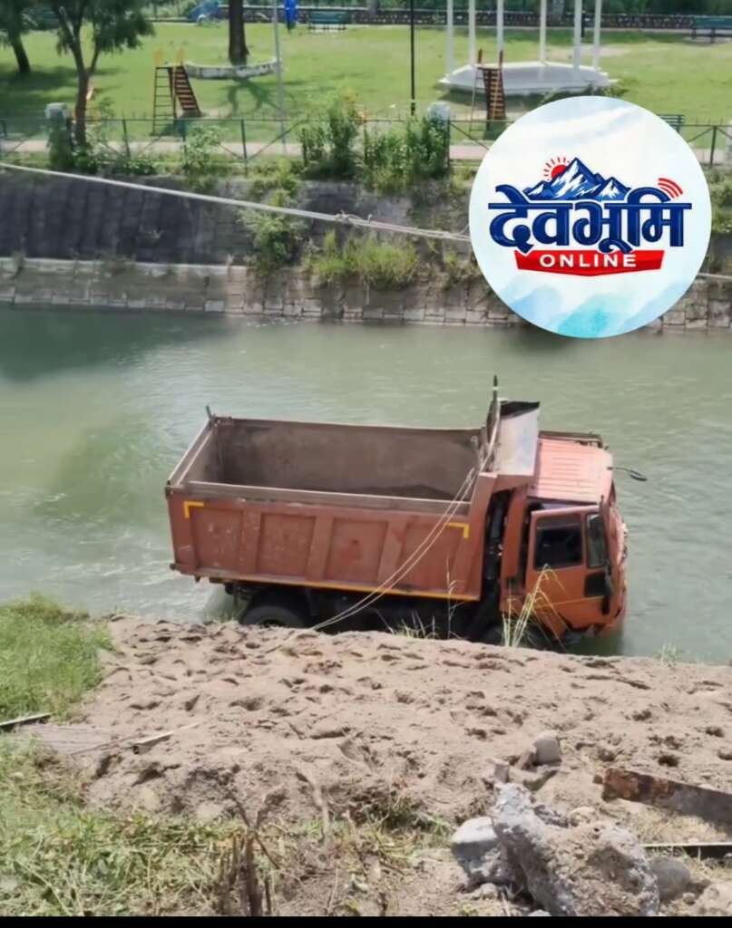 रामनगर में बड़ा हादसा टला: कार को बचाते समय बैराज की ग्रिल तोड़ नहर में गिरा रेत से भरा ट्रक (देखे वीडियो)