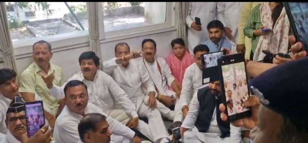 हल्द्वानी खड़गे की रैली से पहले एसएसपी ऑफिस में कांग्रेस का प्रदर्शन : यशपाल आर्य और गणेश गोदियाल ने पुलिस के खिलाफ की नारेबाजी बसों की जबरन चेकिंग का कांग्रेस ने लगाया आरोप