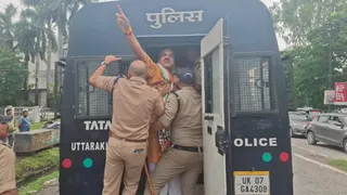 रुद्रपुर में घमासान, सीएम को ज्ञापन देने जा रहे पूर्व विधायक राजकुमार ठुकराल को उठा ले गई पुलिस(देखे वीडियो)
