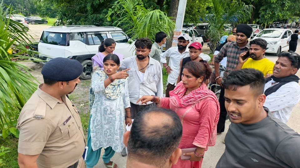 रुद्रपुर कोर्ट के बाहर वैवाहिक विवाद में बवाल, परिवार से मारपीट कर बच्ची को जबरन ले जाने का आरोप