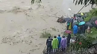रानीबाग चित्रशिला घाट में अंतिम संस्कार के बीच मौत का सैलाब: गौला में बह गईं दो चिताएं, शवों की तलाश में भटकते रहे परिजन (देखे वायरल वीडियो)
