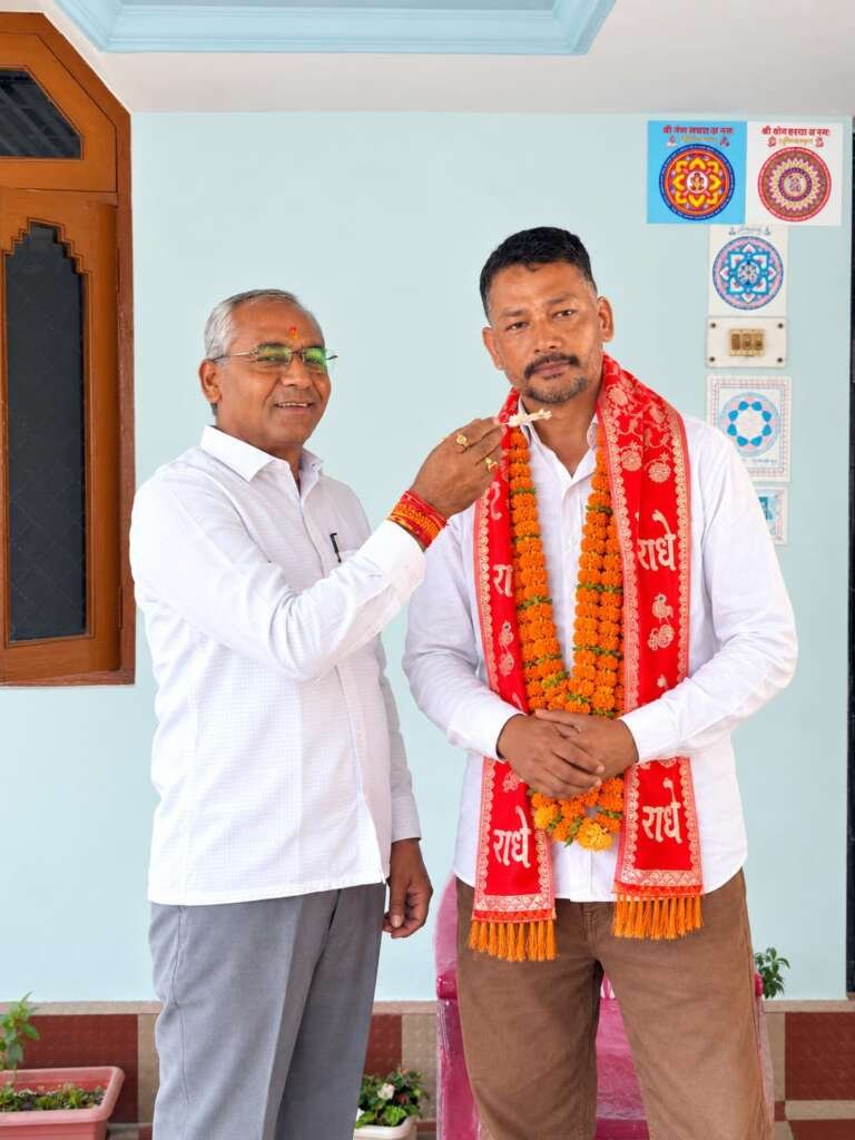 लालकुआं विधायक डॉ. मोहन सिंह बिष्ट ने सामाजिक कार्यकर्ता भूपेंद्र सिंह मेहरा का केक काटकर मनाया जन्मदिन