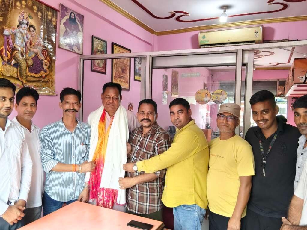 लालकुआं की सियासत में बढ़ा पवन चौहान का कद, प्रदेश कार्यसमिति में बड़ी जिम्मेदारी के बाद कार्यालय में जोरदार स्वागत