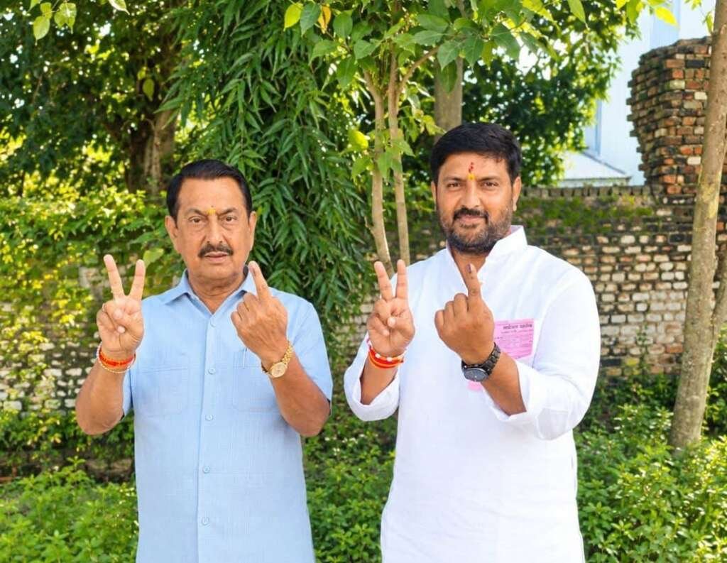 किच्छा में शांतिपूर्ण मतदान जारी, विधायक तिलक राज बेहड़ और चेयरमैन प्रत्याशी राजेश प्रताप सिंह ने किया मतदान