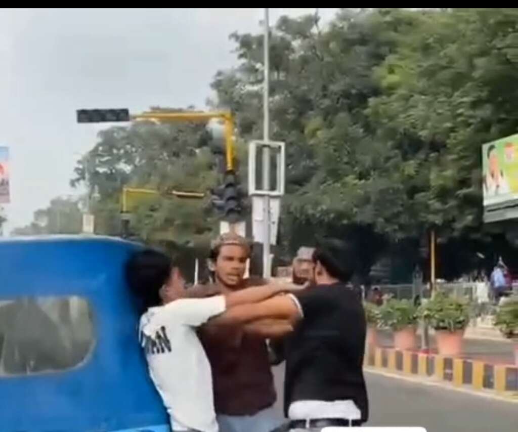 हल्द्वानी नैनीताल रोड पर टुकटुक रुकवाकर चालक से मारपीट, वायरल वीडियो ने मचाई हलचल ( देखे वीडियो )