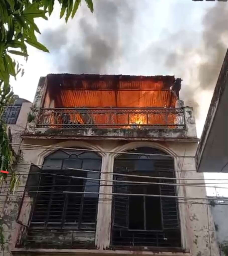 हल्द्वानी के भोलेनाथ गार्डन की दूसरी मनीज में कपड़ों के गोदाम में भीषण आग, सामान जलकर राख