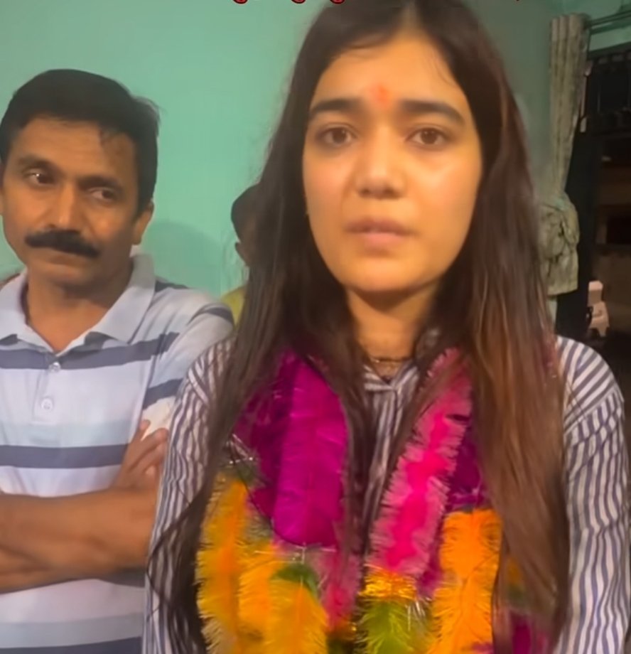 लालकुआं की बेटी शिवांगी बिष्ट ने बढ़ाया मान, 11वीं रैंक हासिल नायब तहसीलदार बनने पर नगरवासियों ने फूल माला पहनाकर किया जोर दार स्वागत